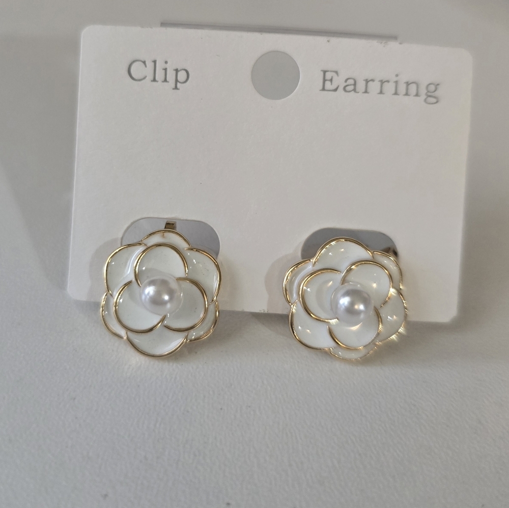 Clip, Small Flower Gold and White Earrings